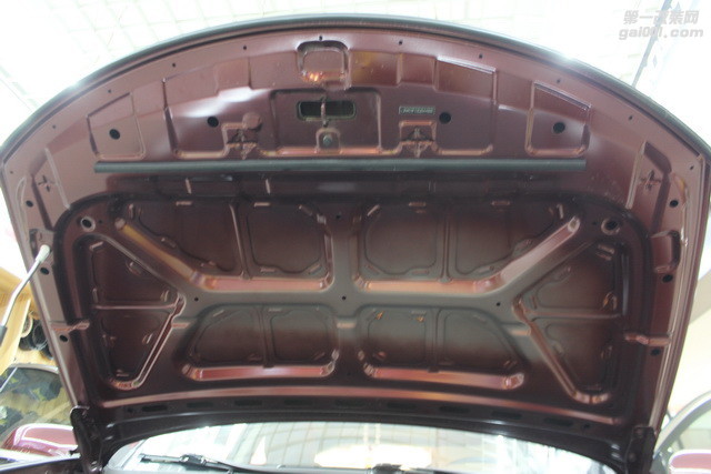 2，原车引擎盖只是一层单薄的铁皮结构.JPG