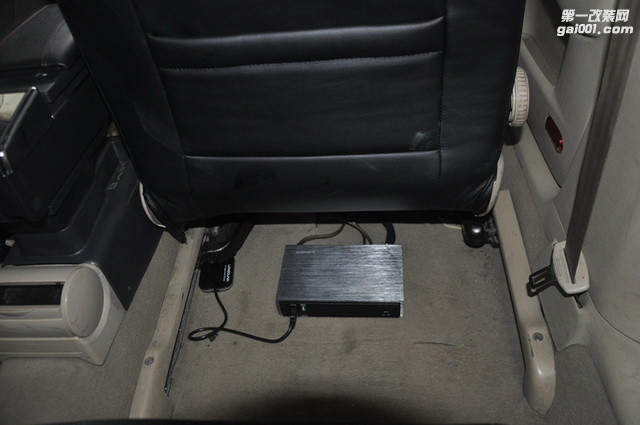 12，优美声A460 DSP功放安装在座椅底下.JPG