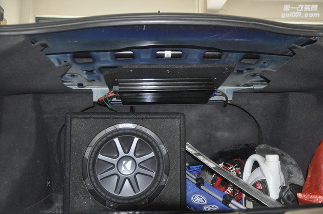 13，超低音通过引线方式安装在汽车尾箱.JPG