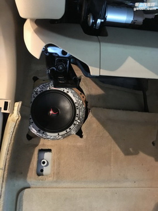 5，丹麦绅士宝RX6.3中低音单元安装在汽车座椅底下.JPG