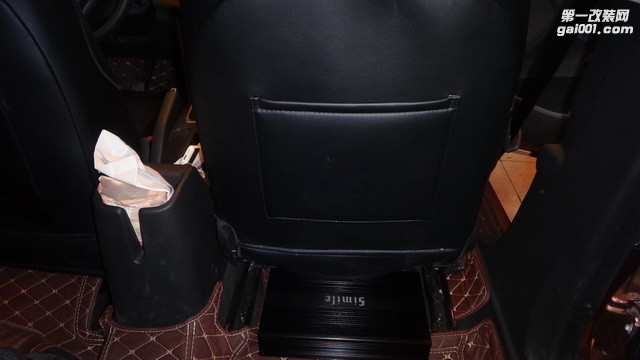9，诗蔓诗蔓SH-490功放安装在座椅底下.JPG