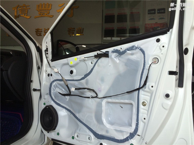 4，拆开汽车门板饰盖，只有一层简单的塑料薄膜.JPG