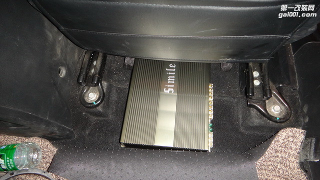 9，诗蔓ST4功放安装在汽车座椅底下.JPG