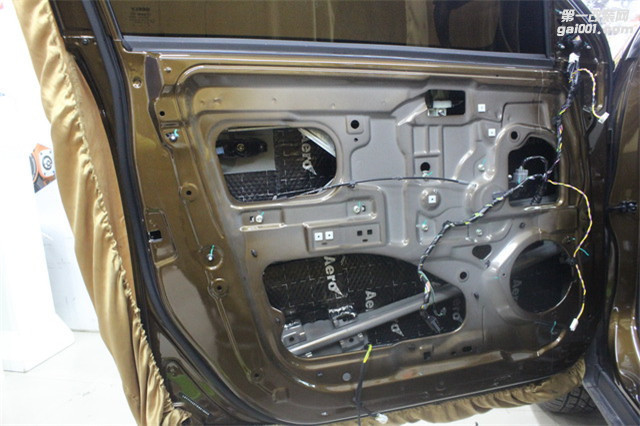 4，使用隔音材料对汽车门板做第一层的隔音处理，降低门板共振噪声.JPG.jpg