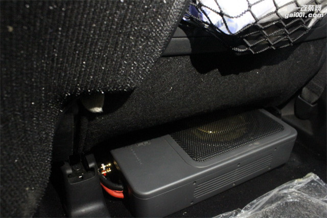 13，雷贝琴U8超薄低音炮安装在汽车座椅底下.JPG
