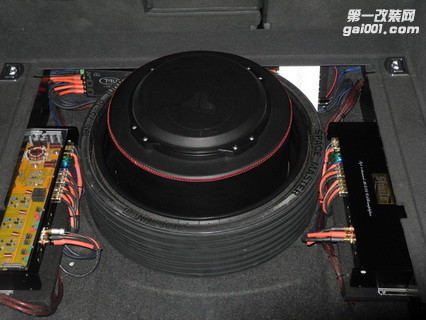 15捷力12寸超薄低音单元安装在备胎中间.JPG