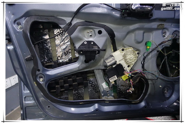 3，使用荣茂隔音材料对汽车门板做第一层的隔音处理，降低门板共振噪声.JPG.jpg