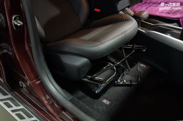 17，先锋TS-WX110A安装在座椅底下.jpg