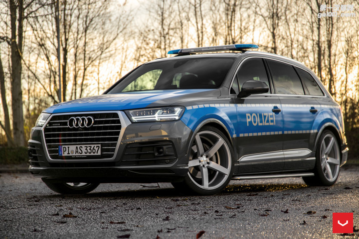 slammed-audi-q7-police-car-rides-on-vossen-cv3r-rims_1.jpg