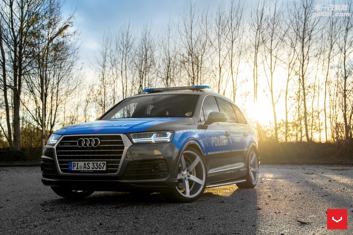 slammed-audi-q7-police-car-rides-on-vossen-cv3r-rims_3.jpg