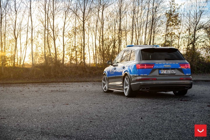 slammed-audi-q7-police-car-rides-on-vossen-cv3r-rims_12.jpg