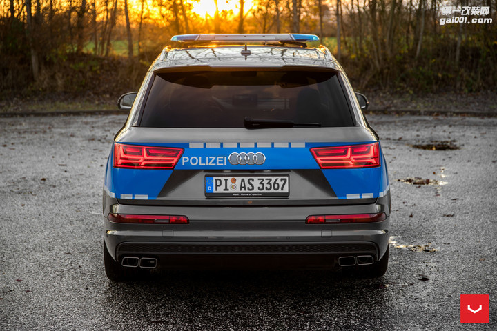 slammed-audi-q7-police-car-rides-on-vossen-cv3r-rims_14.jpg