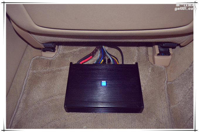 8，爱威DSP6安装在汽车座椅底下.JPG