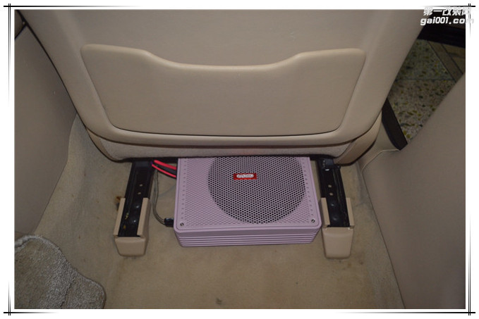 9，爱威V6超低音单元安装在汽车座椅底下.JPG