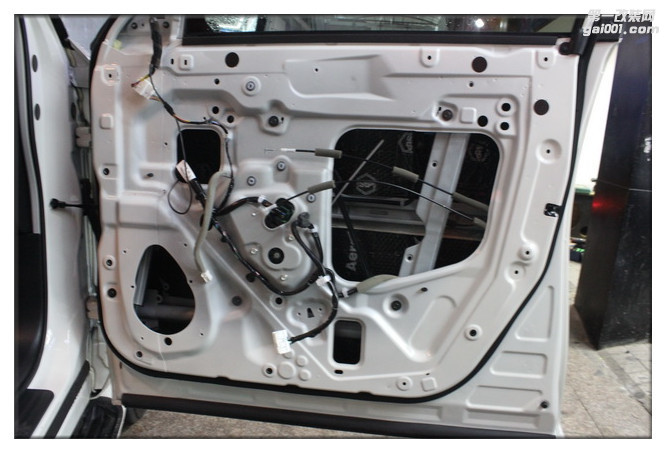 4，使用隔音材料对汽车门板做第一层的隔音处理，降低门板共振噪声.JPG.jpg