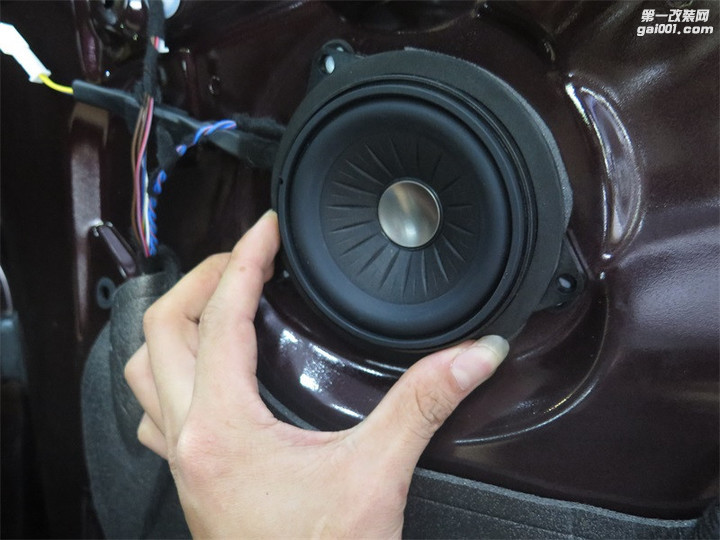 苏州艺声汽车音响改装宝马320升级史泰格K201功放