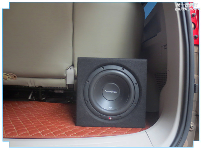26来福R2D4-10超低音箱安装在后尾箱.JPG