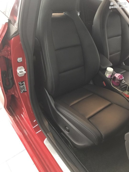 奔驰GLA安装副驾驶电动座椅。实用性舒适性强