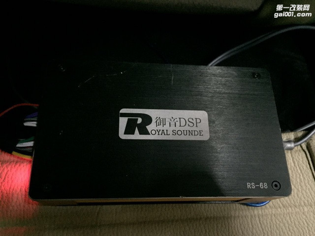 7御音DSPR6安装于座位底.jpg