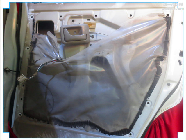 5，拆开汽车门板饰盖，原车门板内只有一层简单的塑料薄膜.JPG