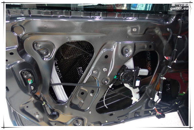 2，使用隔音材料对汽车门板做第一层的隔音处理，降低门板共振噪声.JPG.jpg