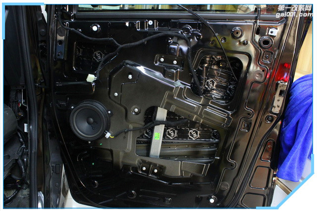 6，使用隔音材料对汽车门板做第一层的隔音处理，降低门板共振噪声.JPG.jpg