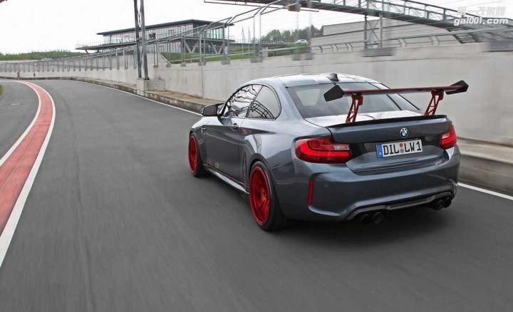 Lightweight-Performance-BMW-M2-CSR-driving-1280x779.jpg
