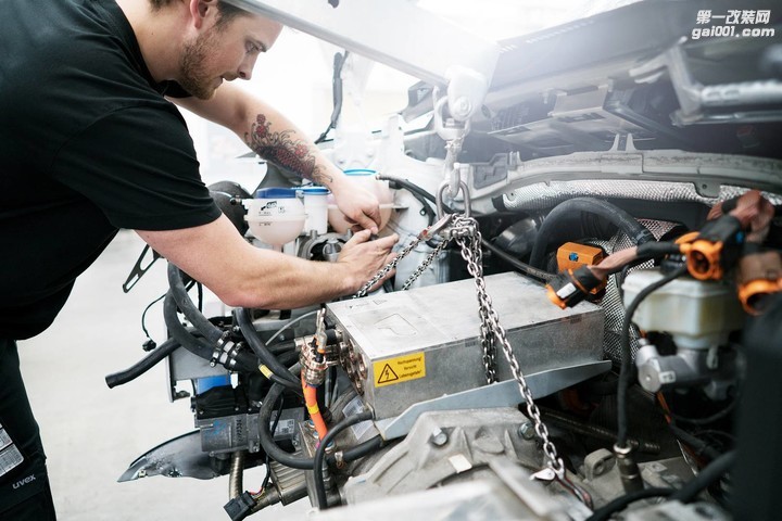 02_ABT_eMobility_motor_installation_1.jpg