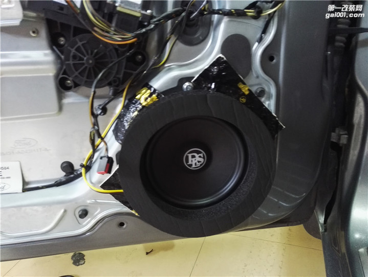 罗定金声汇汽车音响——福克斯安装DLS喇叭+德国超薄低音