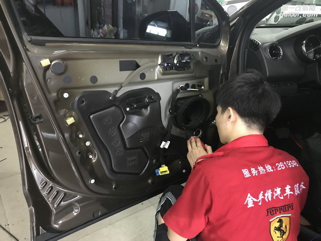 5改装师傅正在拆除原车简陋隔音.JPG