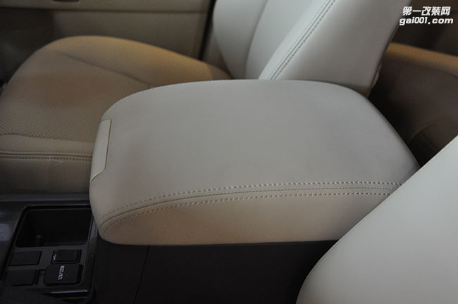 丰田霸道改装音响及座椅真皮包覆 舒适在路上的极致享受。