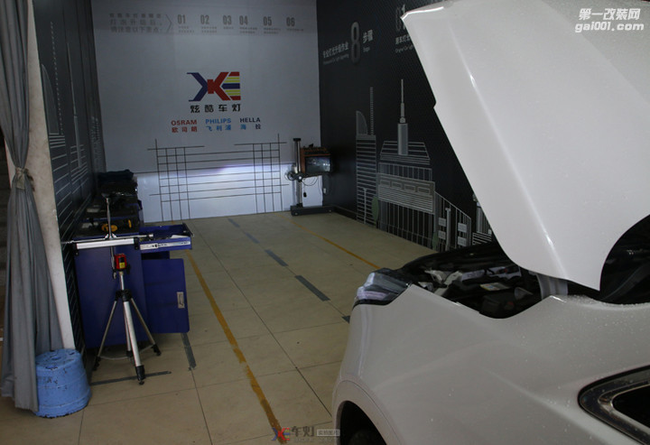 凯迪拉克XT5再次改装升级海拉5双光透镜+飞利浦XV+安定器