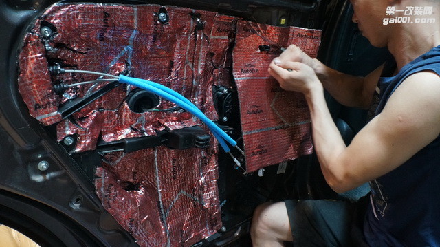 5 改装师对门板的Autofun红钻M2进行细节处理.JPG