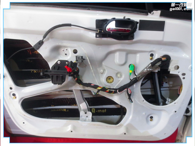 4，使用中道隔音Q-mat隔音材料对汽车门板做第一层的隔音处理，降低门板共振噪声.JPG.jpg