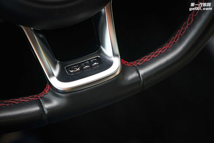 2015-vw-mk7-gti-steering-wheel.jpg
