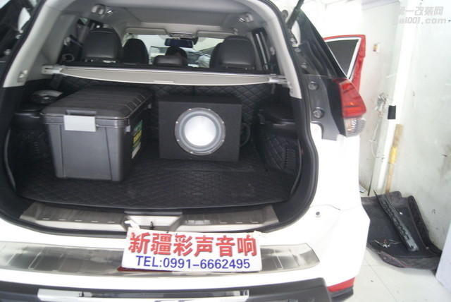 6，战神 SUB1028超低音单元安装在尾箱.JPG