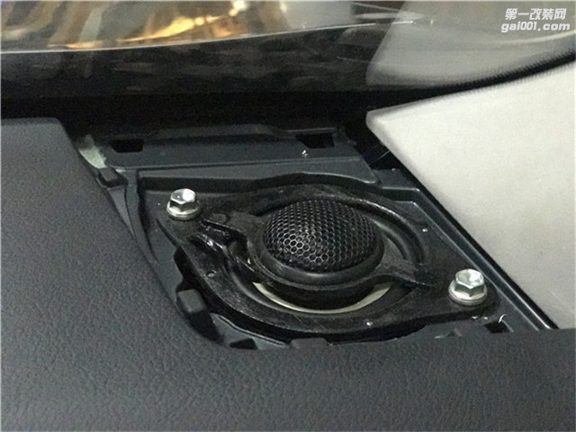 8，意大利ATI悠扬6.3S高音单元安装在汽车仪表台.jpg