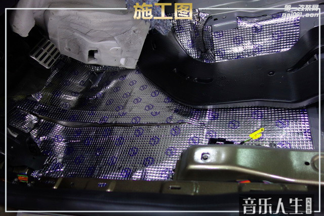 3驾驶室脚垫板下第一层隔音细节.JPG
