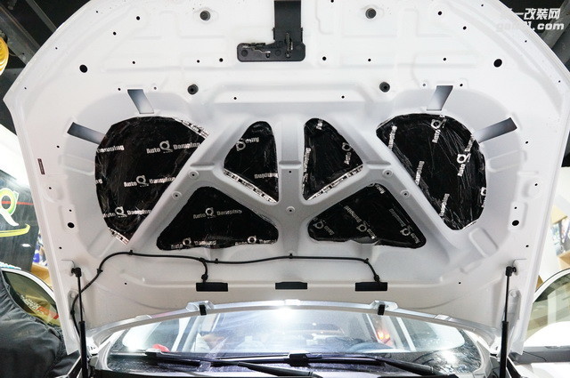 3-2 引擎盖同样使用安博士止震板进行隔音隔热，可以有效隔热热量直接烘烤漆面.JPG.jpg