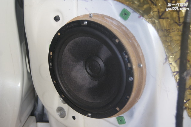 3 DB ES7中低音喇叭的安装效果特写.JPG