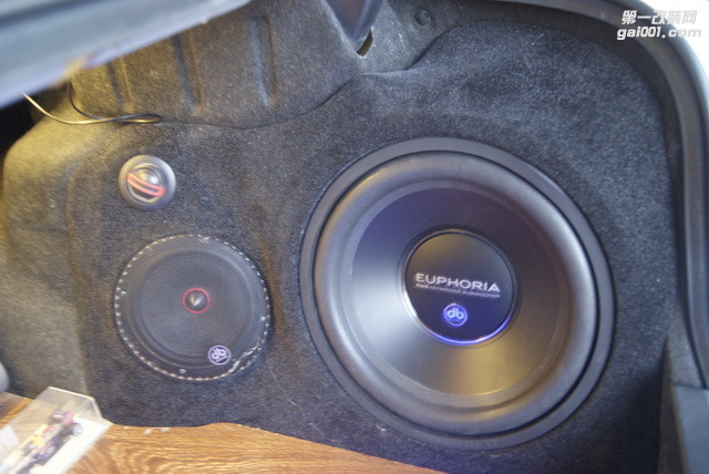 7 DB EW5 10D4低音喇叭与DB S1A 65C套装喇叭的安装效果展示.JPG