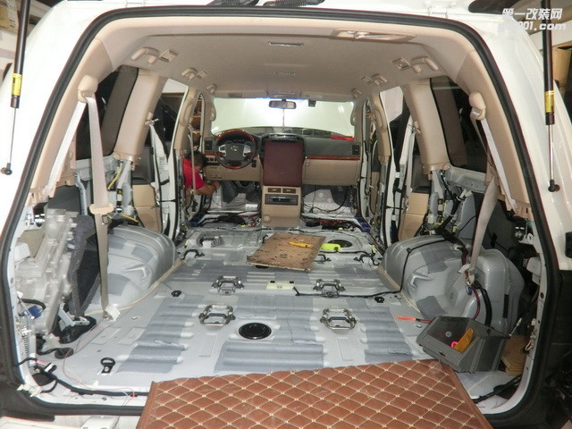 11 拆除车厢内的座椅等内饰，做好清洁后，准备对底盘进行隔音.JPG