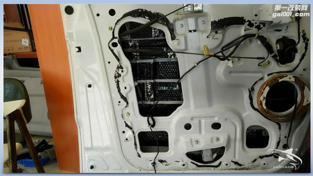 2，使用大白鲨隔音材料对汽车门板做第一层的隔音处理，降低门板共振噪声.jpg.jpg