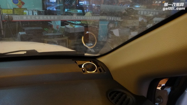 6，高音单元安装在汽车仪表台上.JPG
