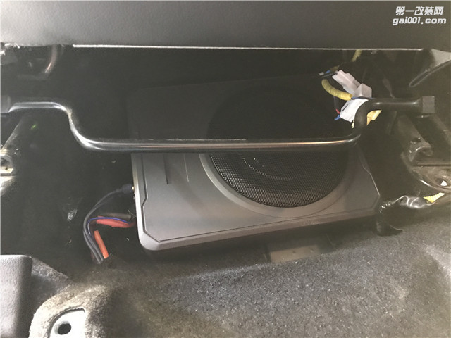 15，超低音单元安装在汽车座椅底下.JPG
