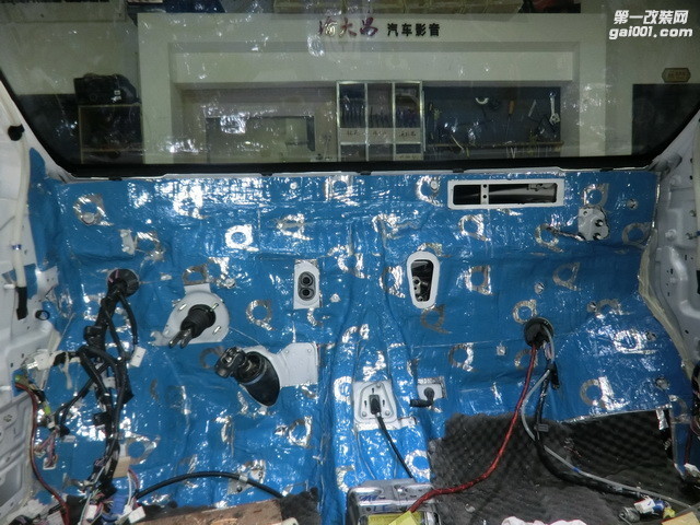10 仪表台第二层使用安博士蓝钻隔音王进行减震.JPG