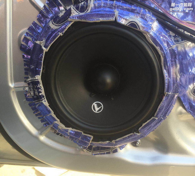 3 VENOM Vl6.4中低音喇叭的安装近照.jpg