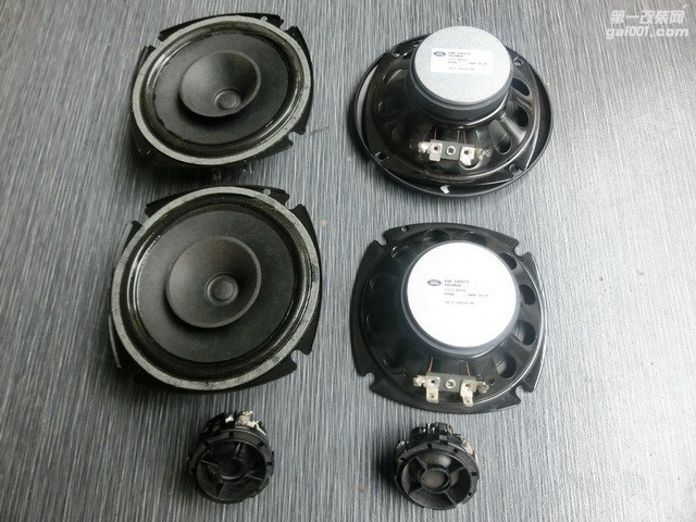 4 原车喇叭（左）和专业喇叭形成鲜明的对比，专业喇叭的大磁铁结构.JPG.jpg