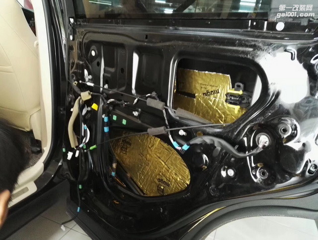 2，使用魔甲优质环保材料对汽车门板做第一层的隔音处理，降低门板共振噪声.jpg.jpg