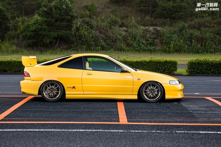 lowered-2-perfection-crew-2000-honda-integra-type-rx-mugen-side-skirts.jpg